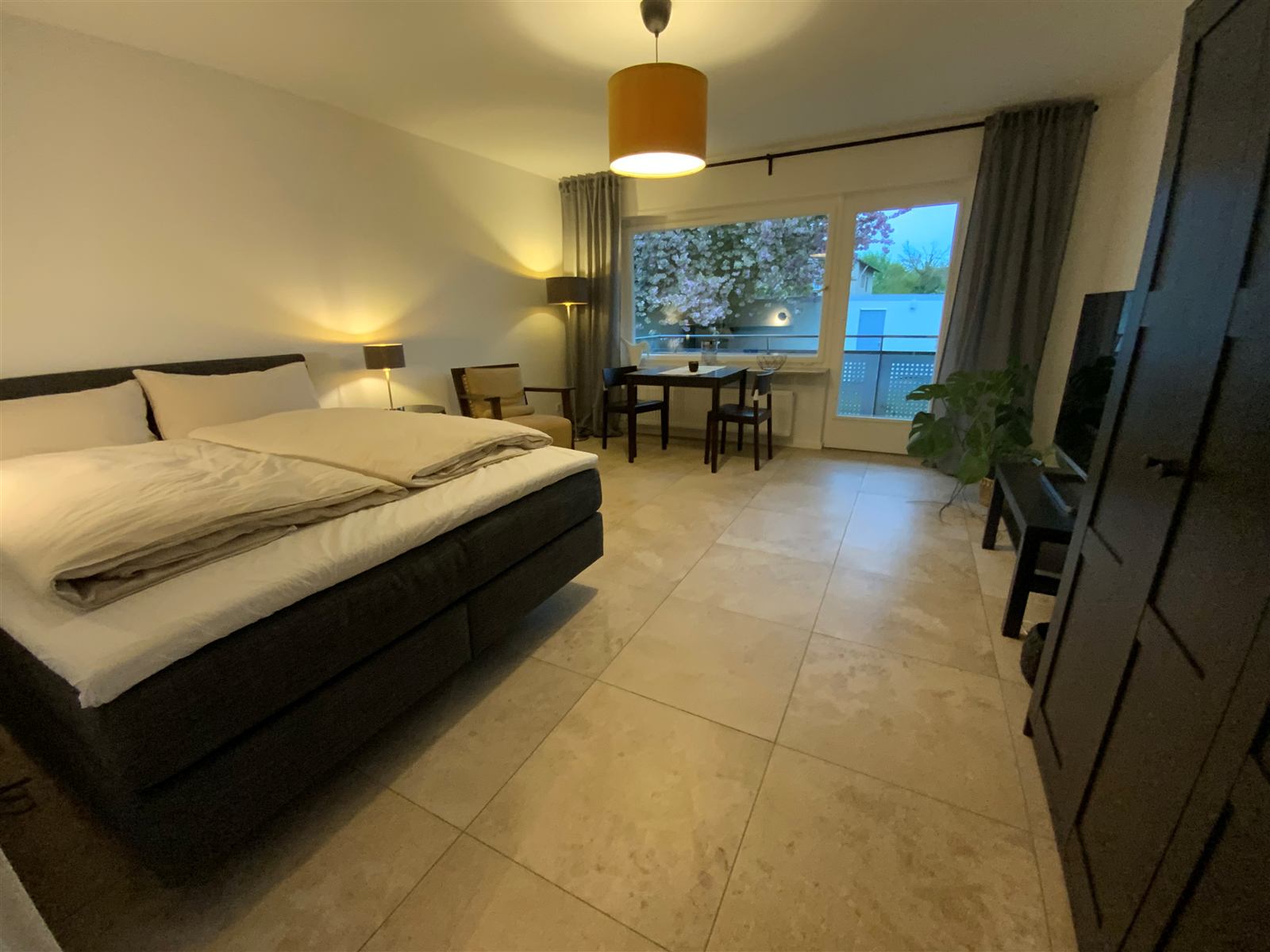 Saniertes Wohnzimmer einer Eigentumswohnung
